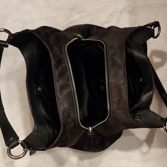 Authentic Black Coach Hobo Bag (large capacity) - Picture 2 of 4